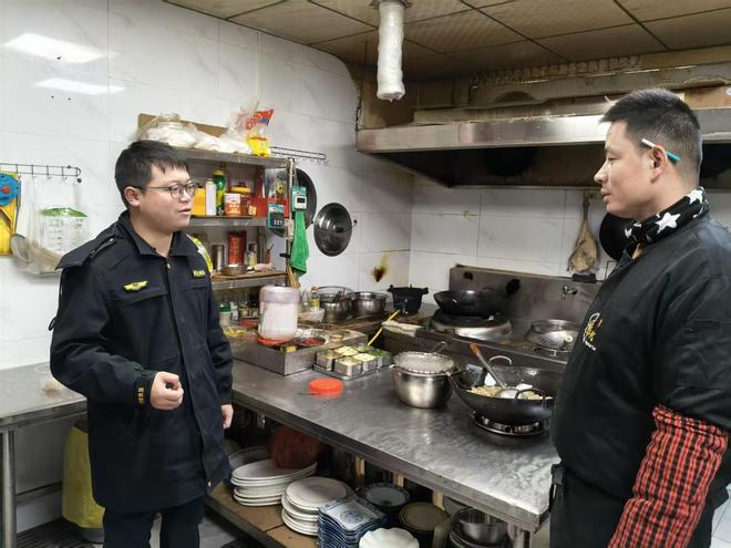 拧紧燃气“安全阀”东西湖区柏泉街开展专项执法行动守护冬春平安(图2)