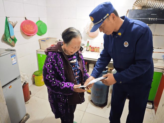 荆门消防联合社区为老旧小区筑牢冬季安全防线(图2)