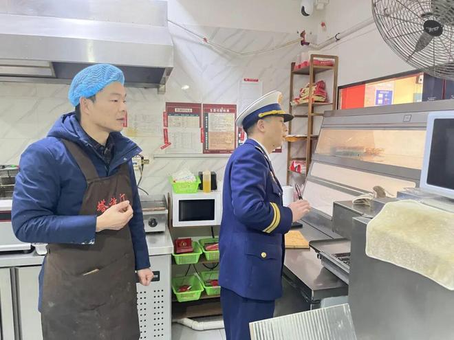 自贡消防组织开展小型餐饮场所消防安全专项排查行动(图1)