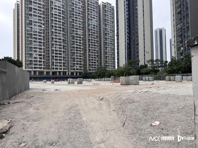 空地能否建临时停车场？周边小区居民意见不一记者多方调查(图1)