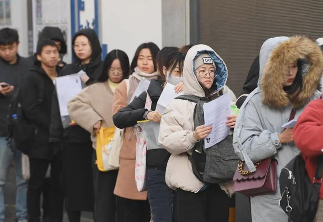 当“退休”成为奢望英语或许是年轻人最后的“诺亚方舟”(图1)