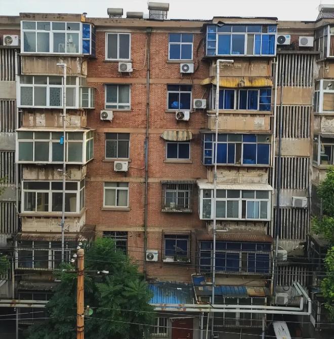 Kaiyun体育网站：曾被嫌弃的“老破小”为啥成了年轻刚需留在城市的最后一张船票(图1)