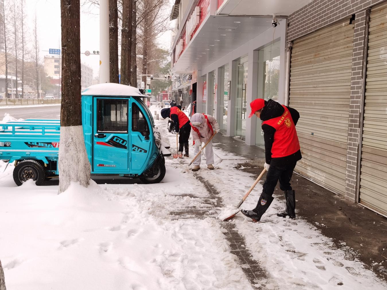 我市各地各部门迎战风雪(图1)