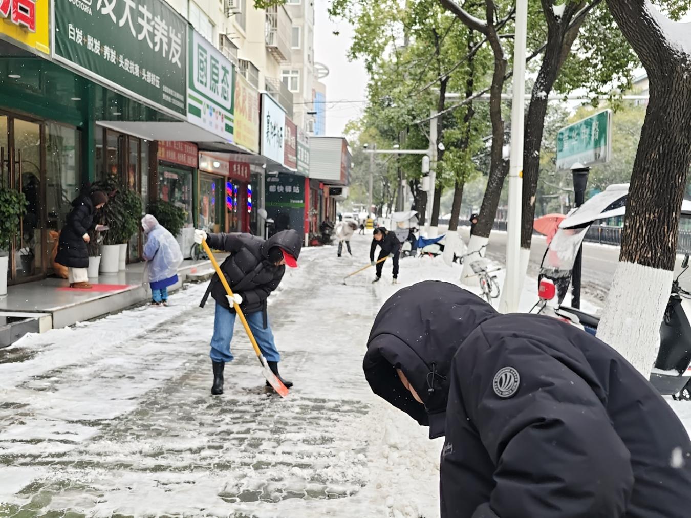 我市各地各部门迎战风雪(图2)