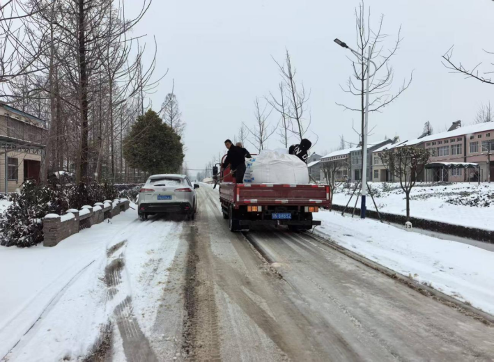 我市各地各部门迎战风雪(图4)