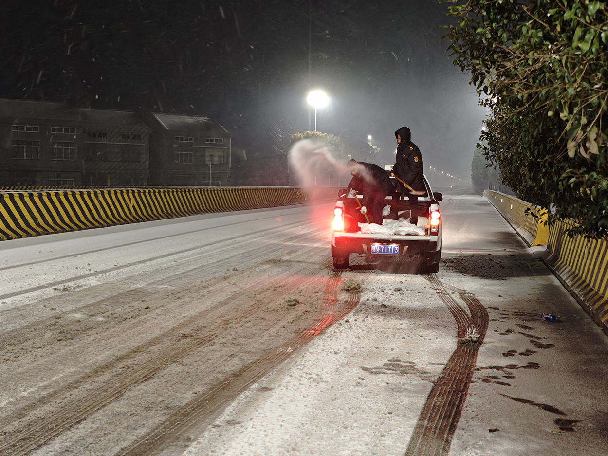 我市各地各部门迎战风雪(图6)