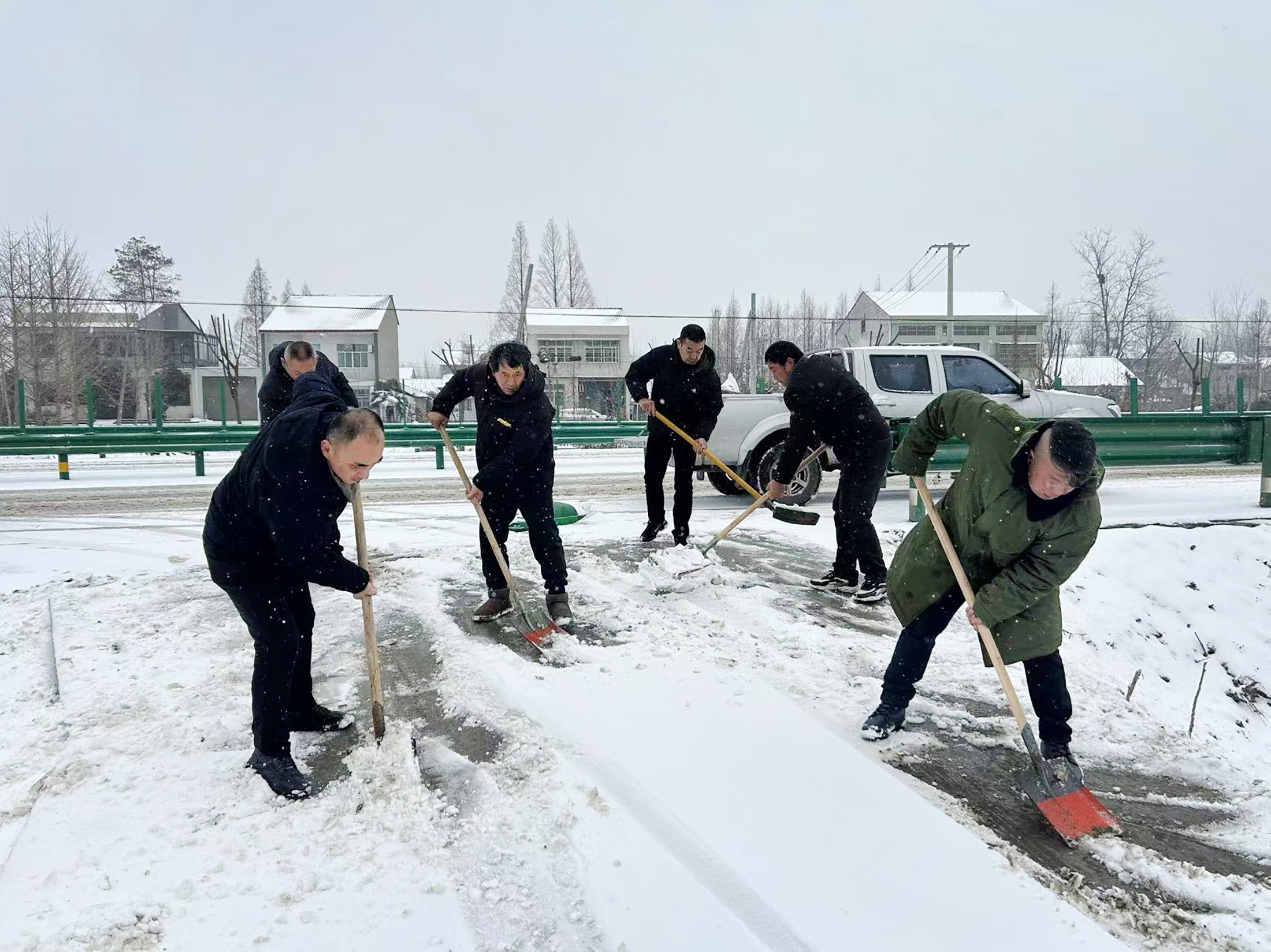 我市各地各部门迎战风雪(图8)