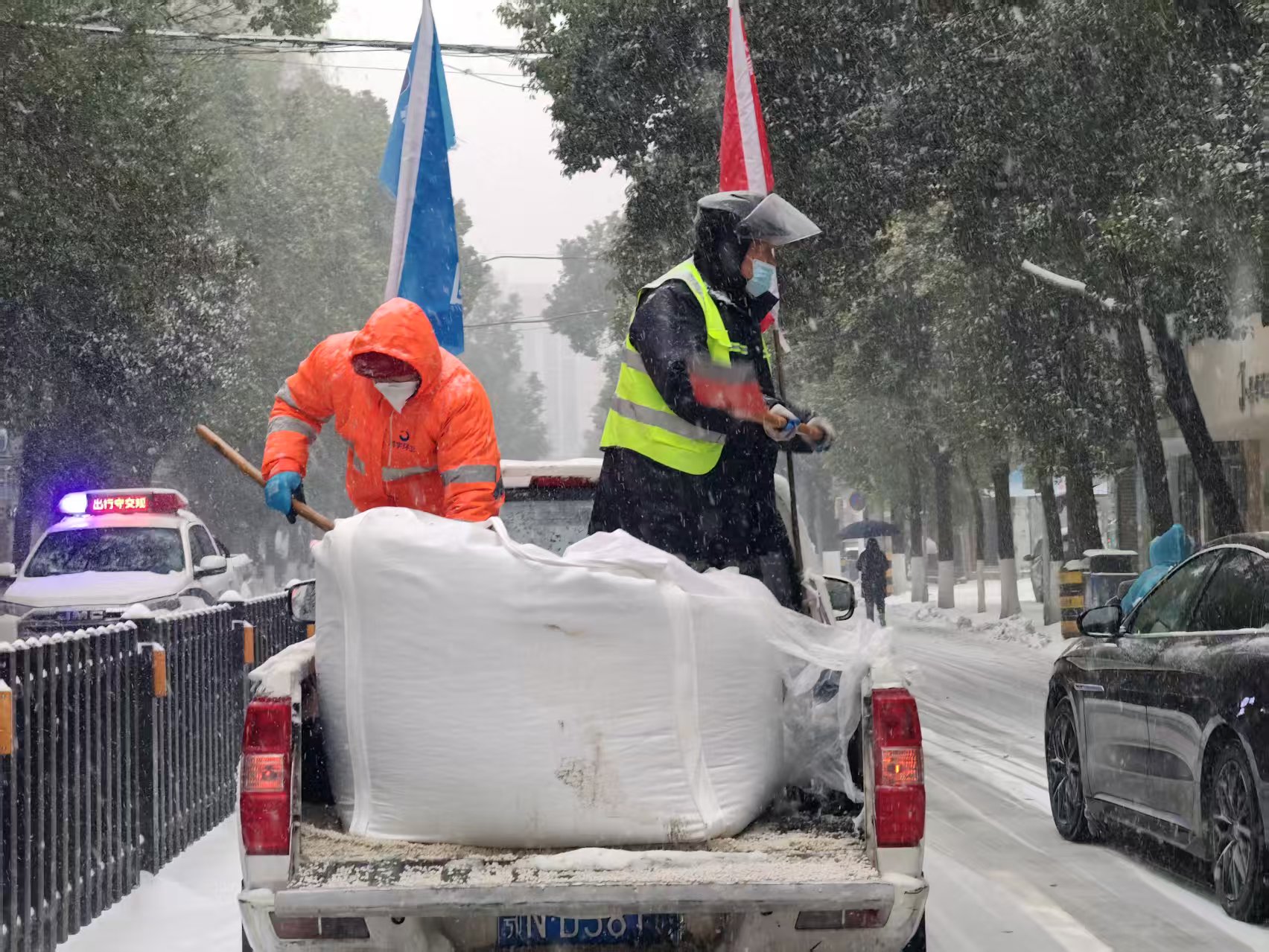 我市各地各部门迎战风雪(图9)