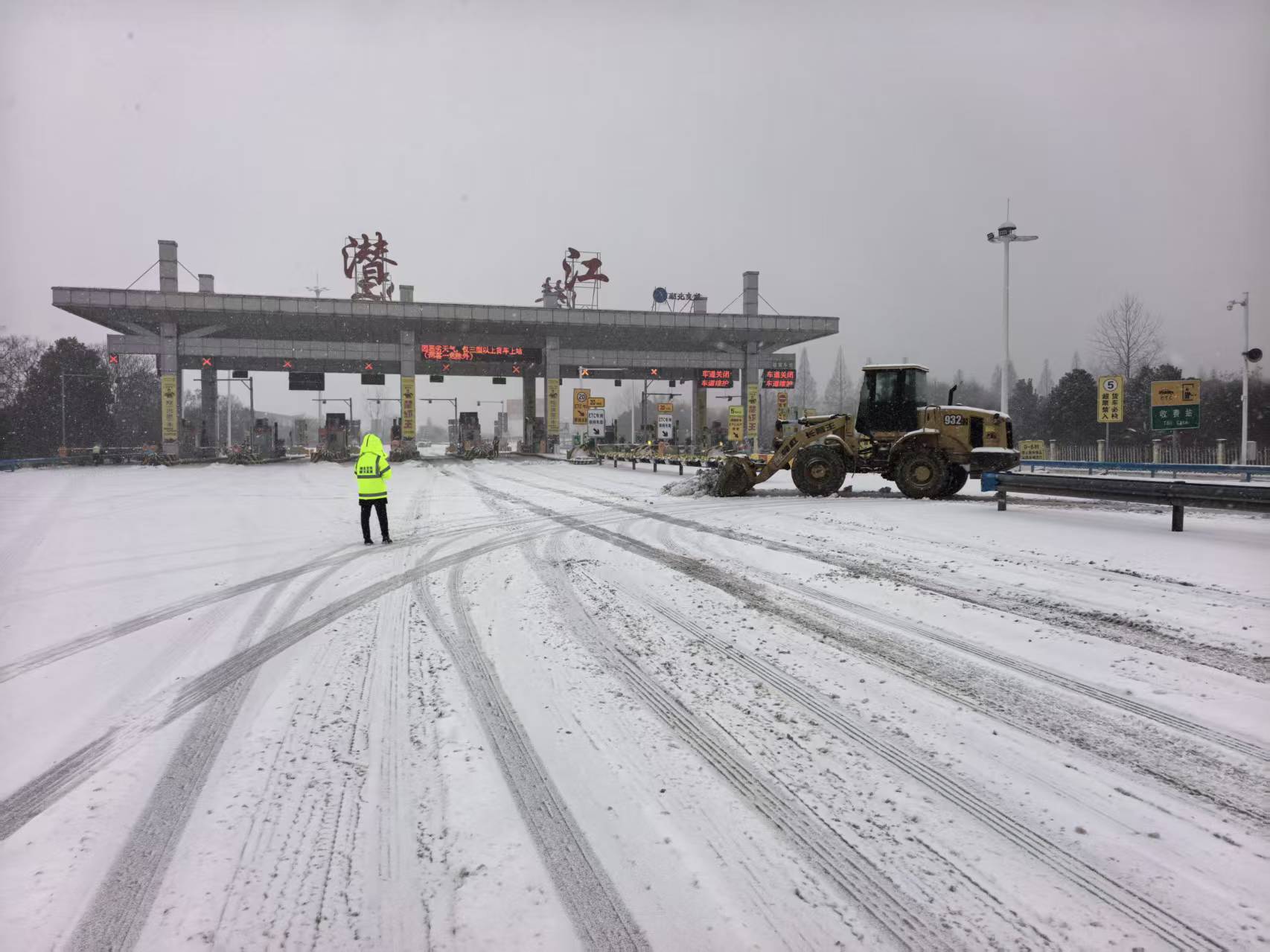 我市各地各部门迎战风雪(图11)