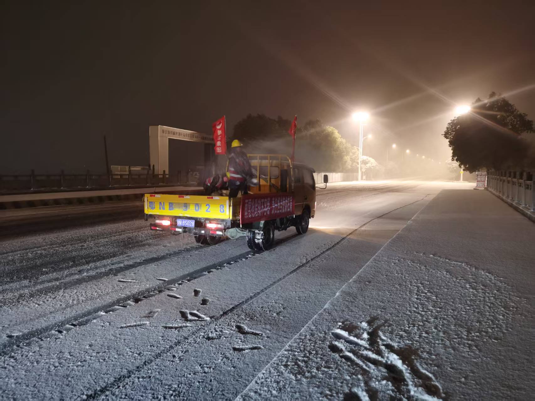 我市各地各部门迎战风雪(图12)