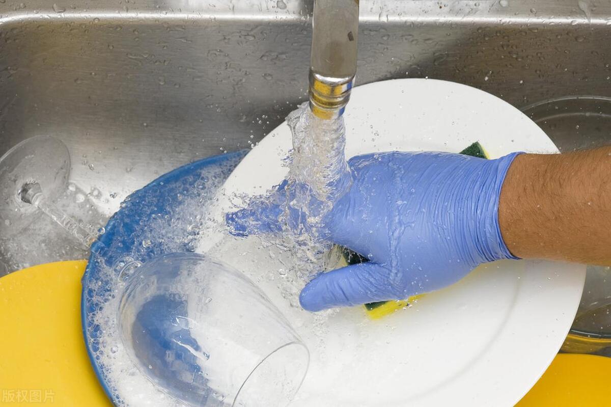 让水更清澈：简单几步清洗水管家中的清洁新起点(图1)