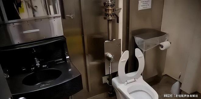 Kaiyun体育网站:关键时刻美军航母“炸了”:中国导弹没办到的事美国厕纸干成了(图5)