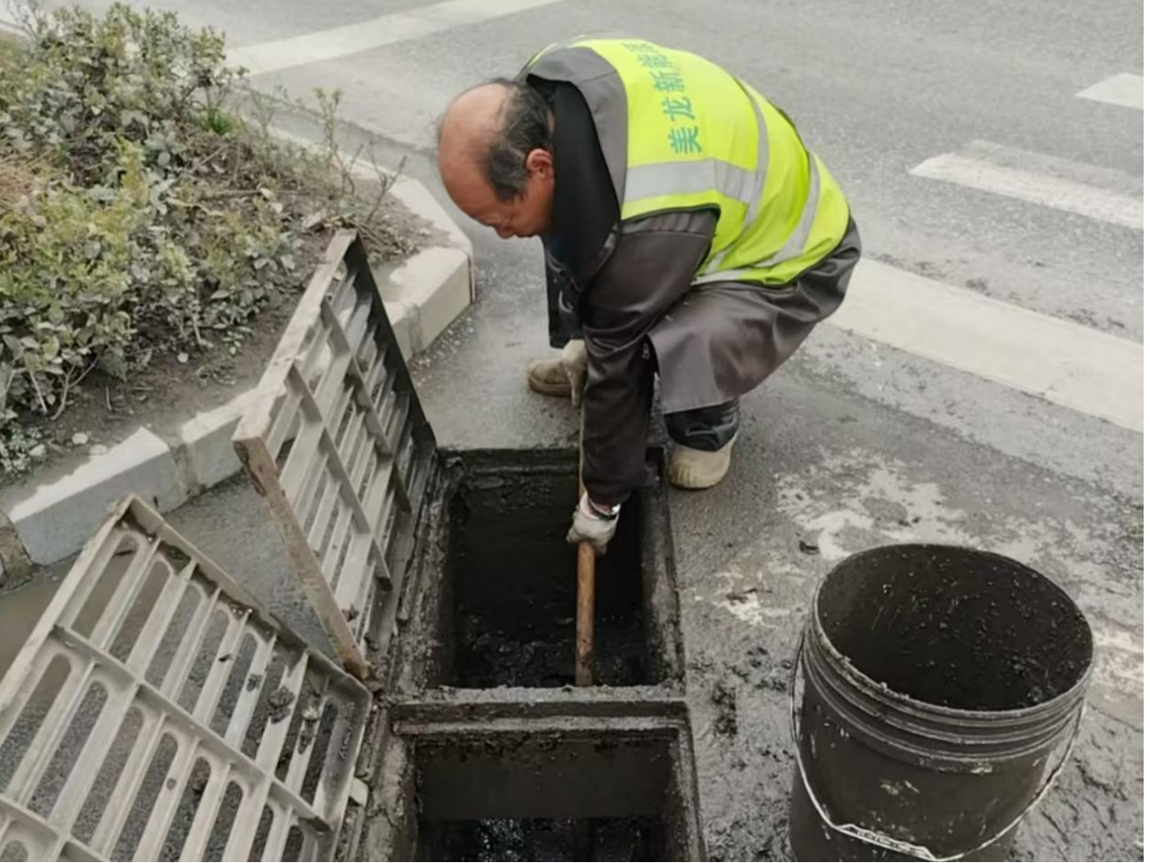 应城开展春季环境专项治理营造“靓丽”城市环境(图1)