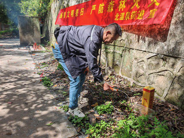 重庆燃气巡检员及时劝阻管道周边焚烧行为(图1)
