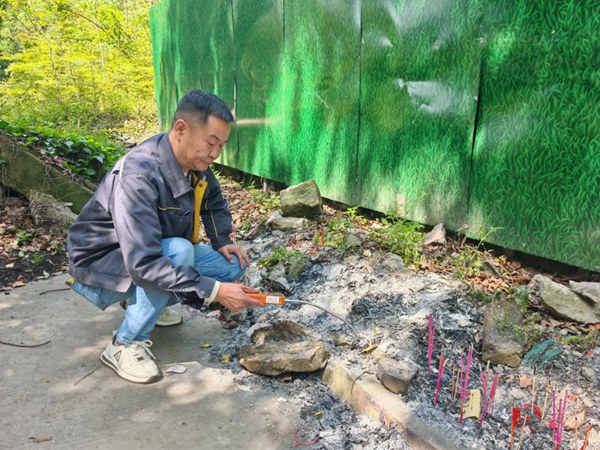 重庆燃气巡检员及时劝阻管道周边焚烧行为(图2)